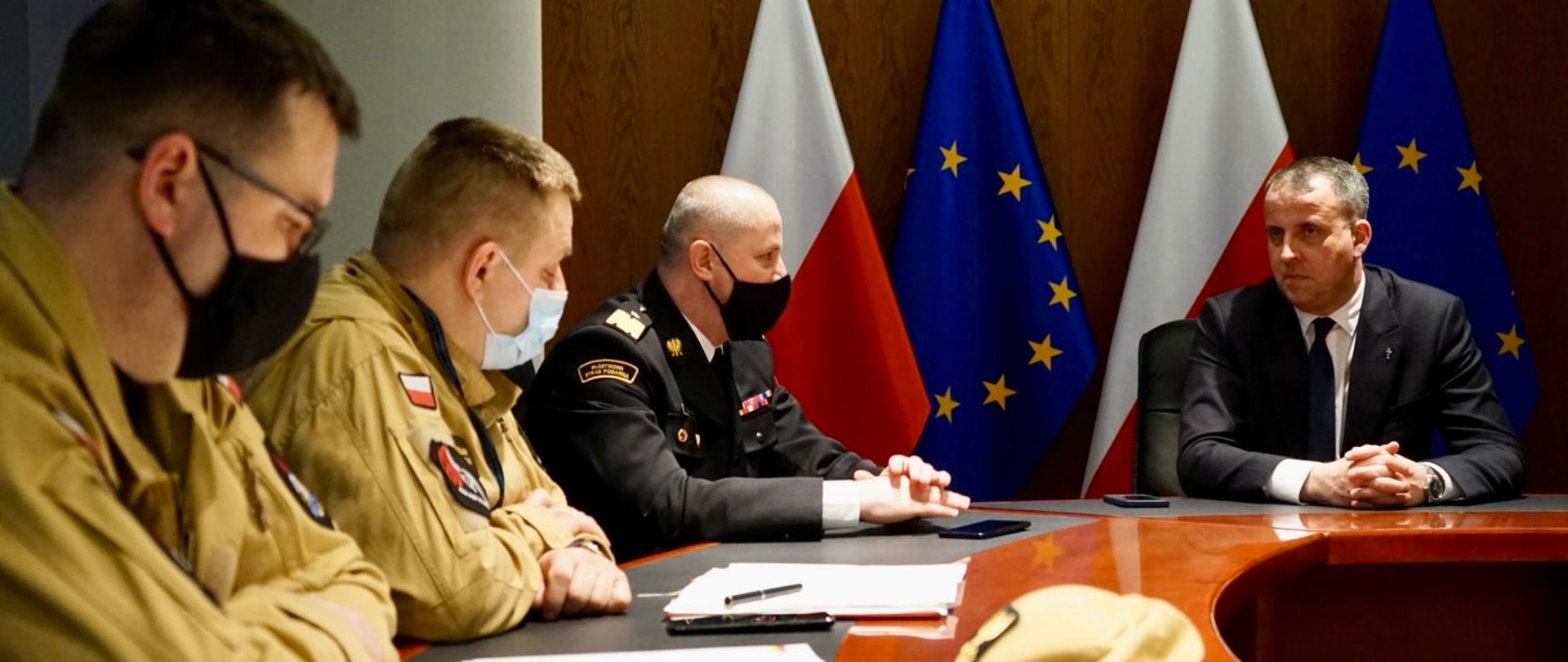 3 strażaków referuje wojewodzie wielkopolskiemu podejmowane działania