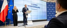 Wiceminister infrastruktury Stanisław Bukowiec podczas konferencji dotyczącej 1,5 roku wdrażania funduszy z KPO