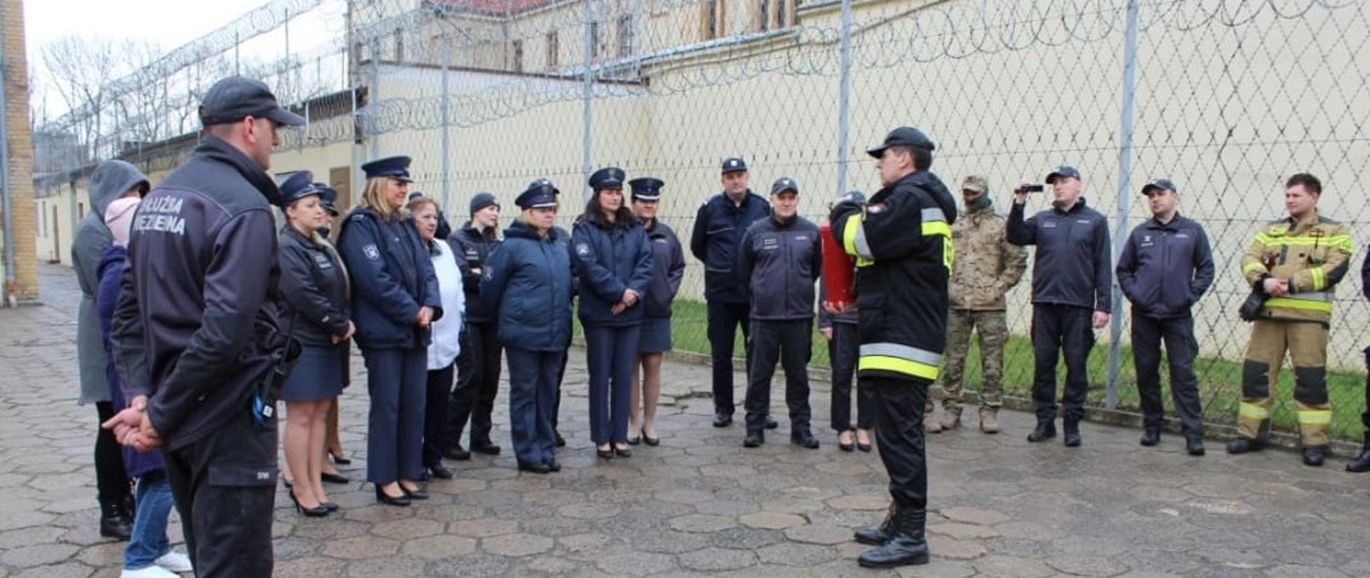 Wspólne ćwiczenia na terenie Zakładu Karnego w Inowrocławiu