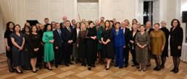 Uczestnicy Ogólnopolskiej Narady Najwyższego Kierownictwa IJHARS w dniach od 15 do 17 kwietnia 2026r. Pracownicy stoją w sali Zespołu Pałacowo – Parkowego w Koszęcinie. 