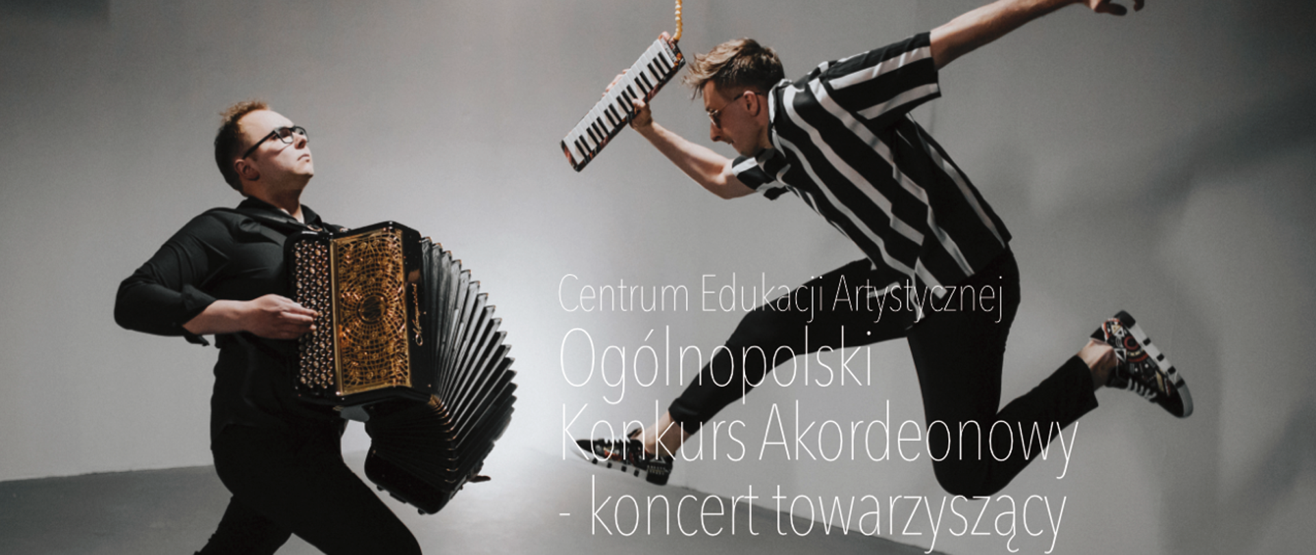 informacja o koncercie towarzyszącym konkursowi akordeonowemu, po lewej mężczyzna z akordeonem, po prawej mężczyzna podczas skoku trzymający w ręku melodykę, szare tło, na dole logo sponsorów