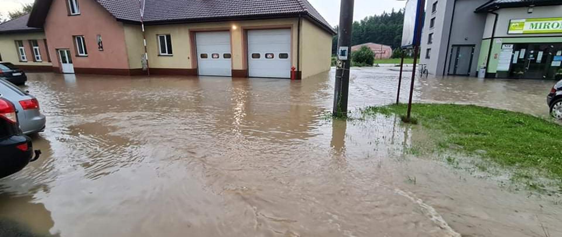 Zebranie wody po intensywnych opadach deszczu