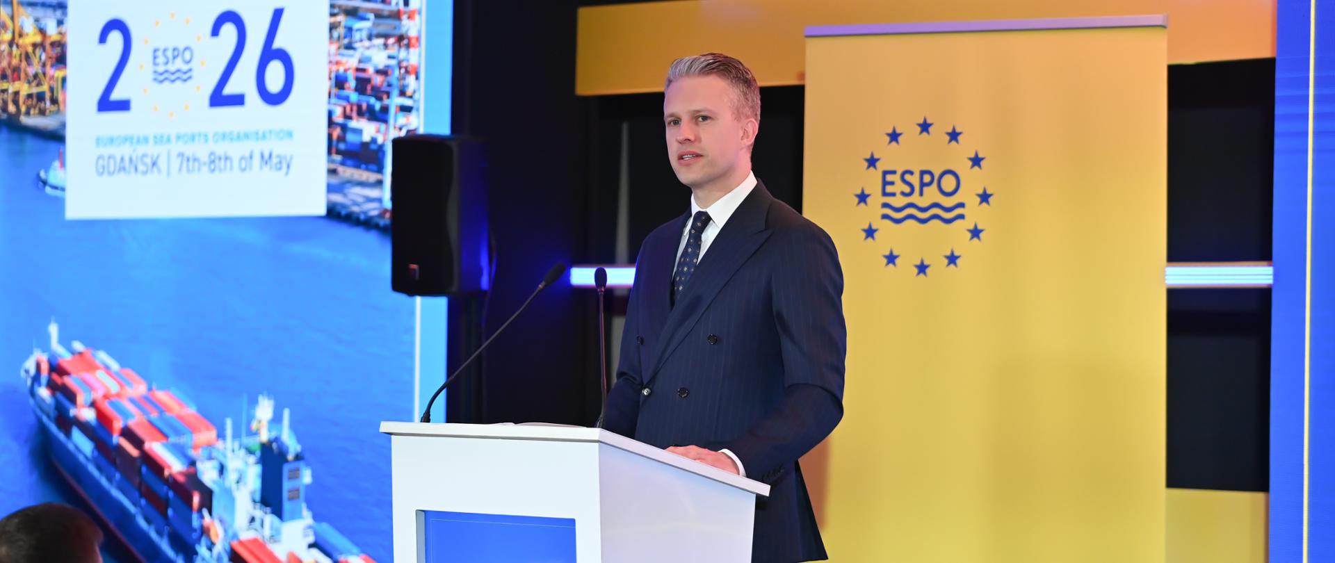 7 maja 2026 r. wiceminister infrastruktury Arkadiusz Marchewka uczestniczył w konferencji Europejskiej Organizacji Portów Morskich (European Sea Ports Organisation - ESPO), która w tym roku odbyła się w Gdańsku.