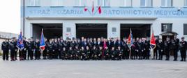 Poczty sztandarowe, strażacy, osoby zaproszone na uroczystości z okazji Dnia Strażaka w Gniewkowie