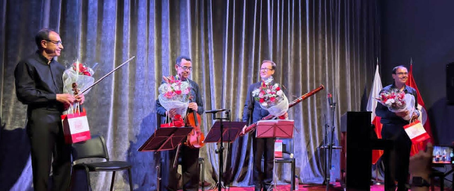 4 muzyków na scenie 
