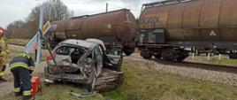 Zderzenie samochodu osobowego z pociągiem na przejeździe kolejowym