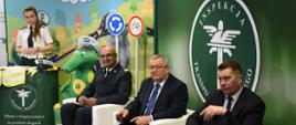 O lewej siedzą: Główny Inspektor Transportu Drogowego Alvin Gajadhur, Minister Infrastruktury Andrzej Adamczyk, i Minister Edukacji i Nauki Przemysław Czarnek. W tle stoi inspektor prowadzący zajęcia online.