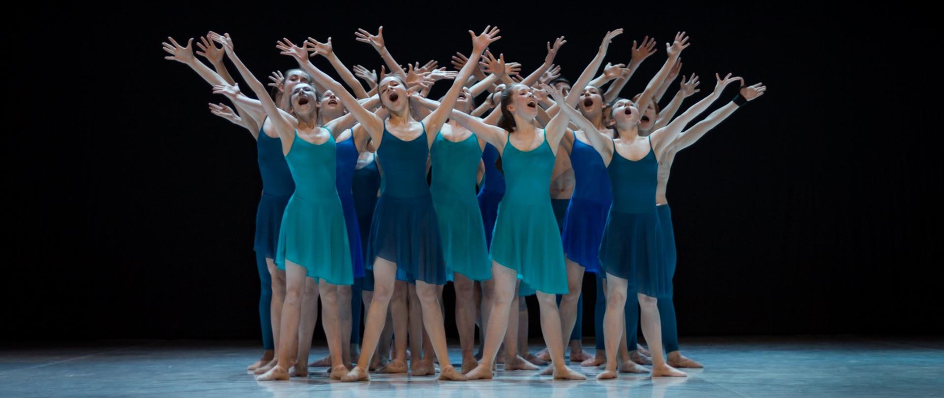 Uczennice na scenie w Operze Bałtyckiej 