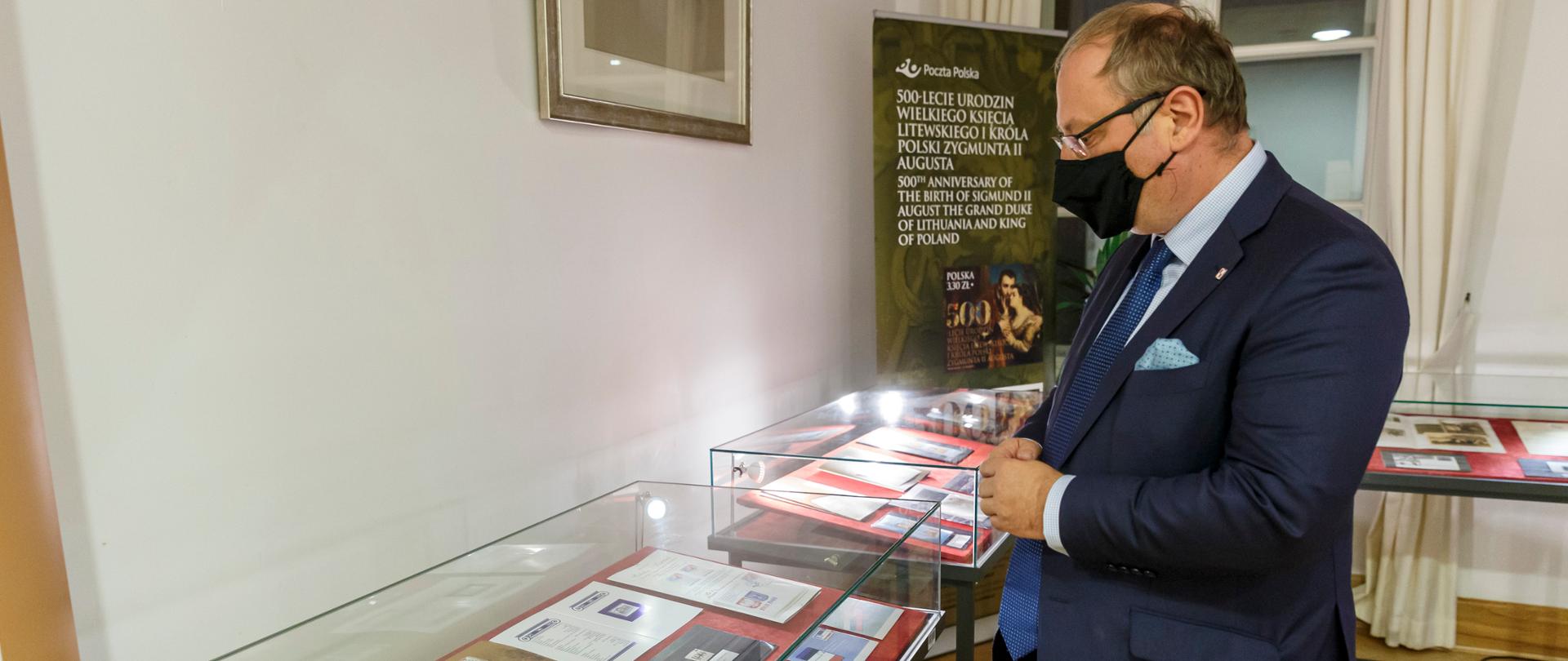 Minister Arkady Rzegocki otworzył wystawę znaczków polskich upamiętniających zaangażowanie polskiej dyplomacji na rzecz Polaków oraz umacniania międzynarodowej pozycji Polski.