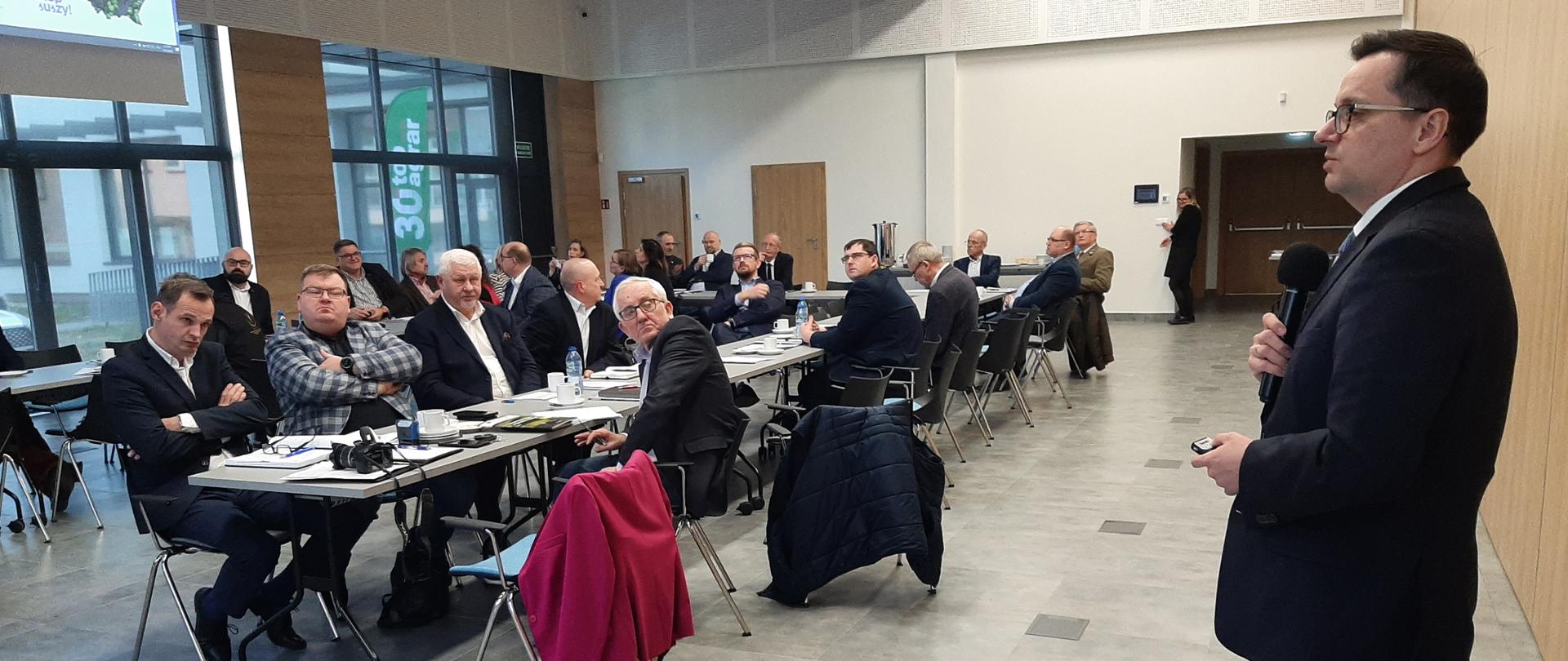 Wiceprezes Wód Polskich - Mateusz Balcerowicz przemawia podczas Rady Partnerstw Wodnych w Minikowie