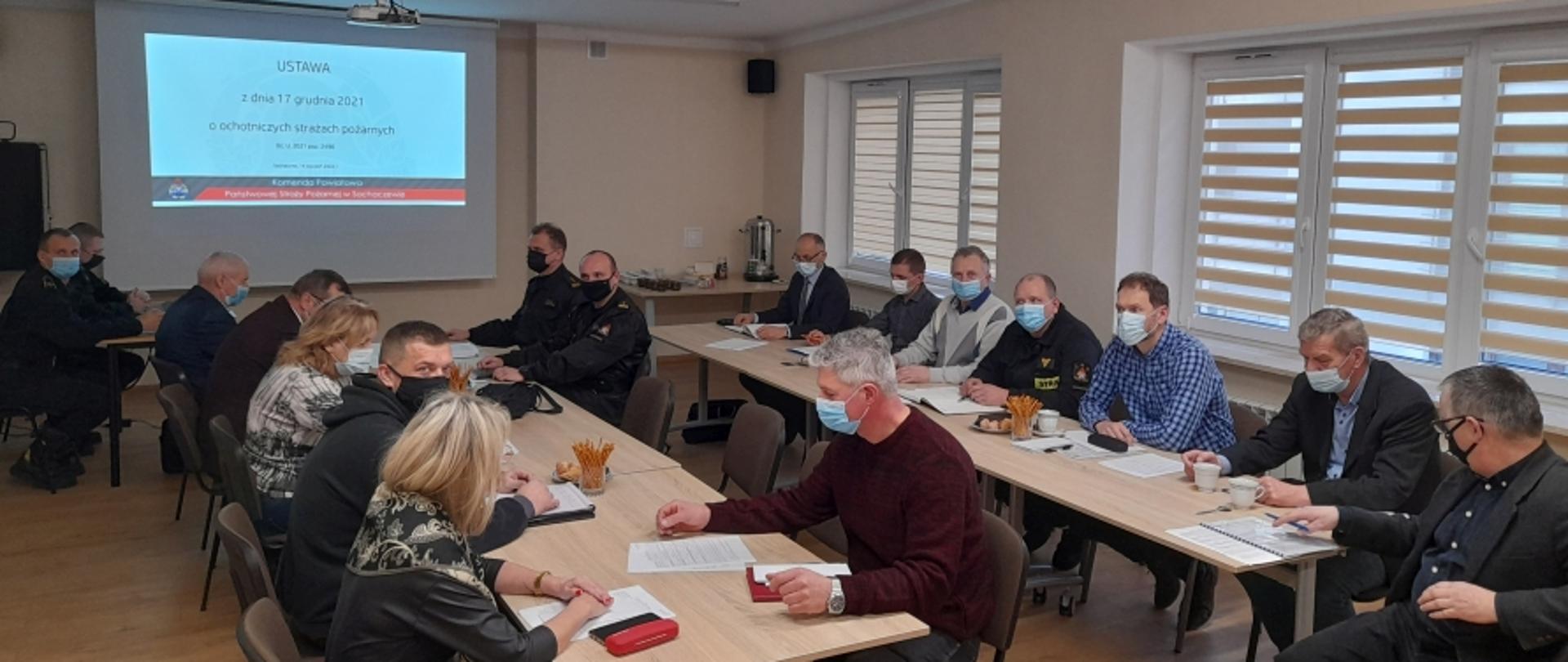 Na zdjęciu widoczni zebrani siedzący przy stolikach, w trakcie omawianej prezentacji o przedmiotowej ustawie.