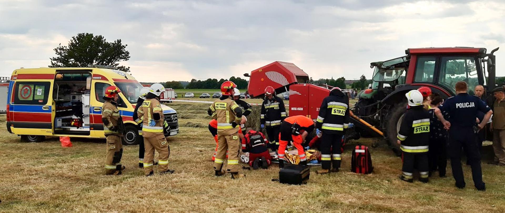 Trwają działania związane z wypadkiem rolnika przy prasie