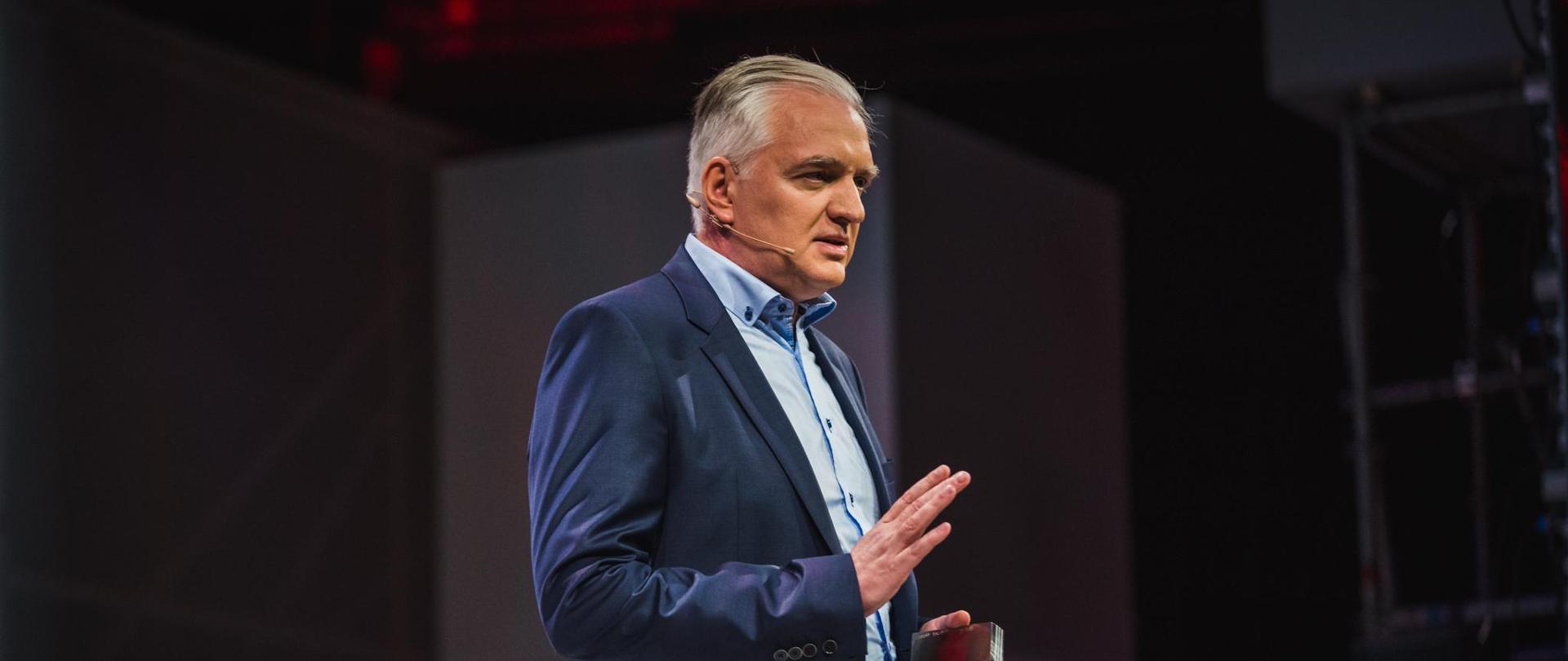 Minister Gowin przemawia do publiczności