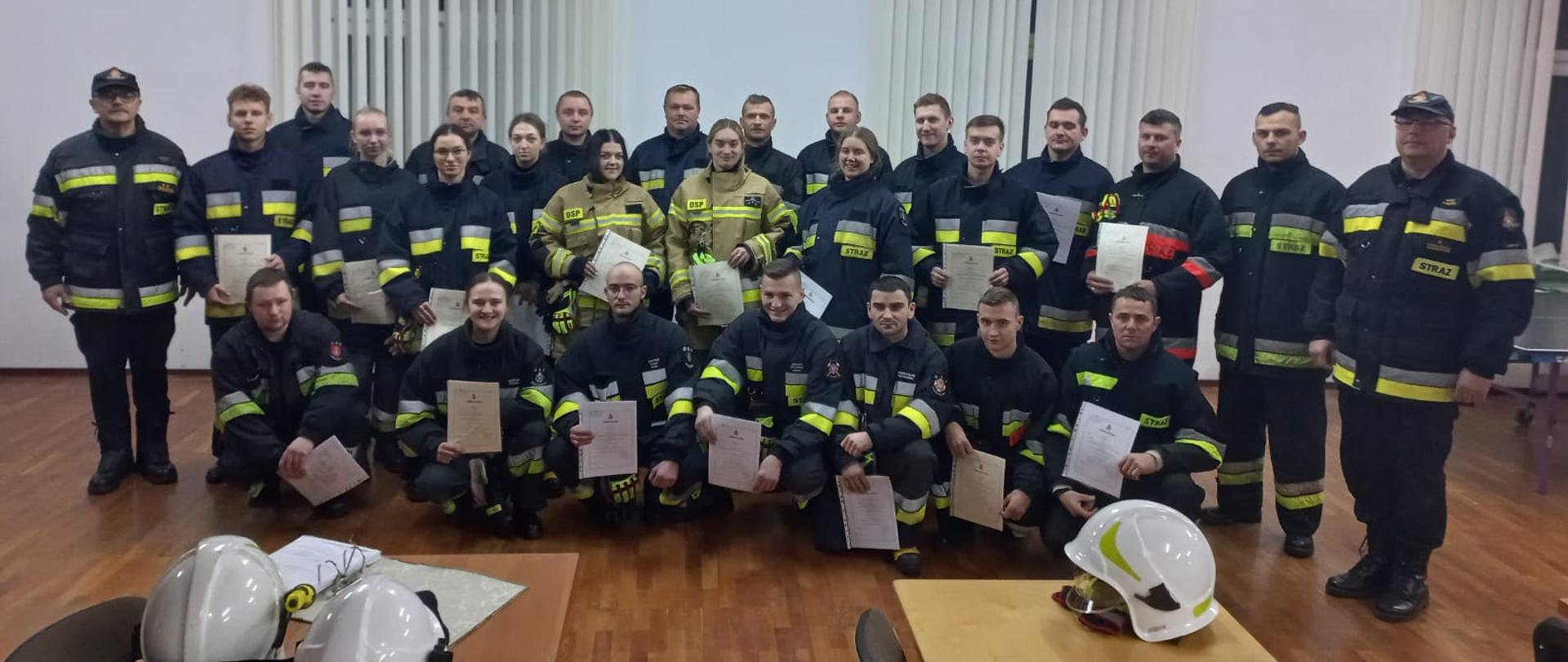 Wspólna fotografia absolwentów kursu podstawowego OSP.