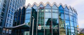 Budynek rotundy, wykonany ze szkła. Na budynku napis Bank Polski