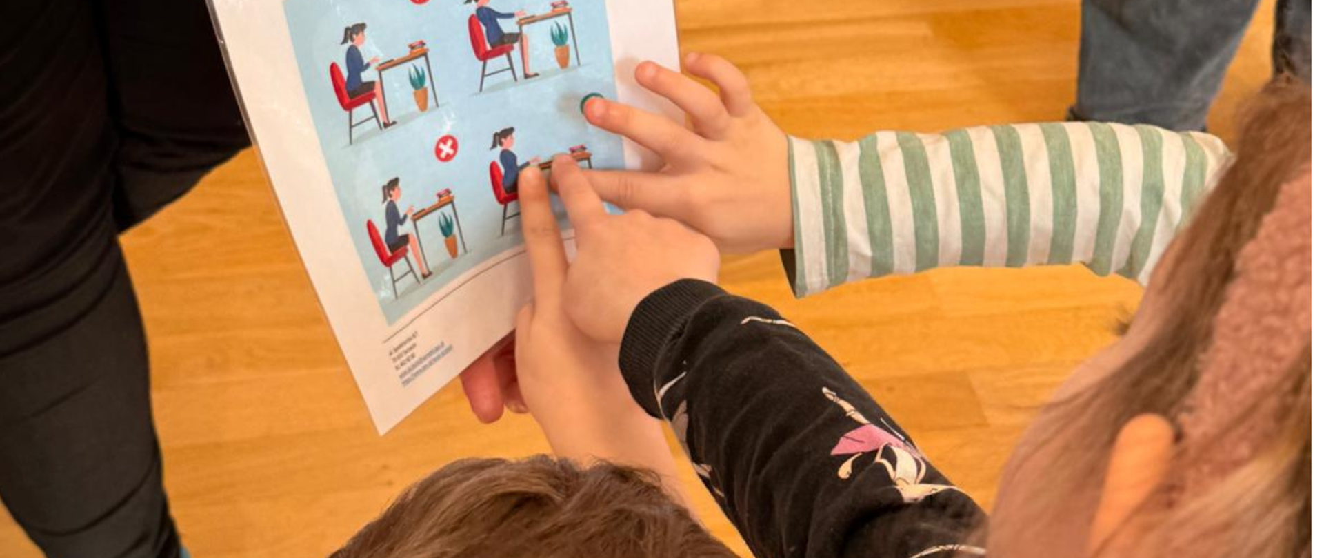 Miniatury: grafika przedstawia zajęcia z przedszkolakami