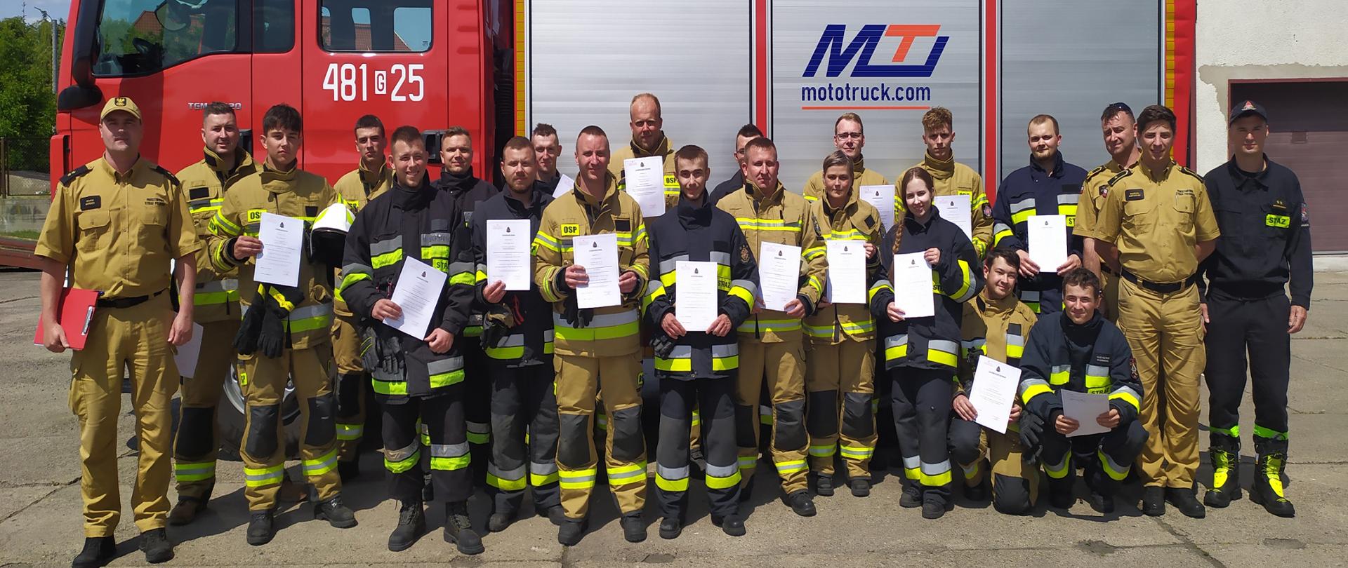 Zdjęcie grupowe absolwentów kursu podstawowego dla strażaków ratowników OSP.