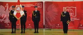 Uczestnicy uroczystej zbiórki w Szkole Podoficerskiej PSP w Bydgoszczy, w tym funkcjonariusze i pracownicy cywilni, podczas przekazania obowiązków Naczelnika Wydziału Nauczania