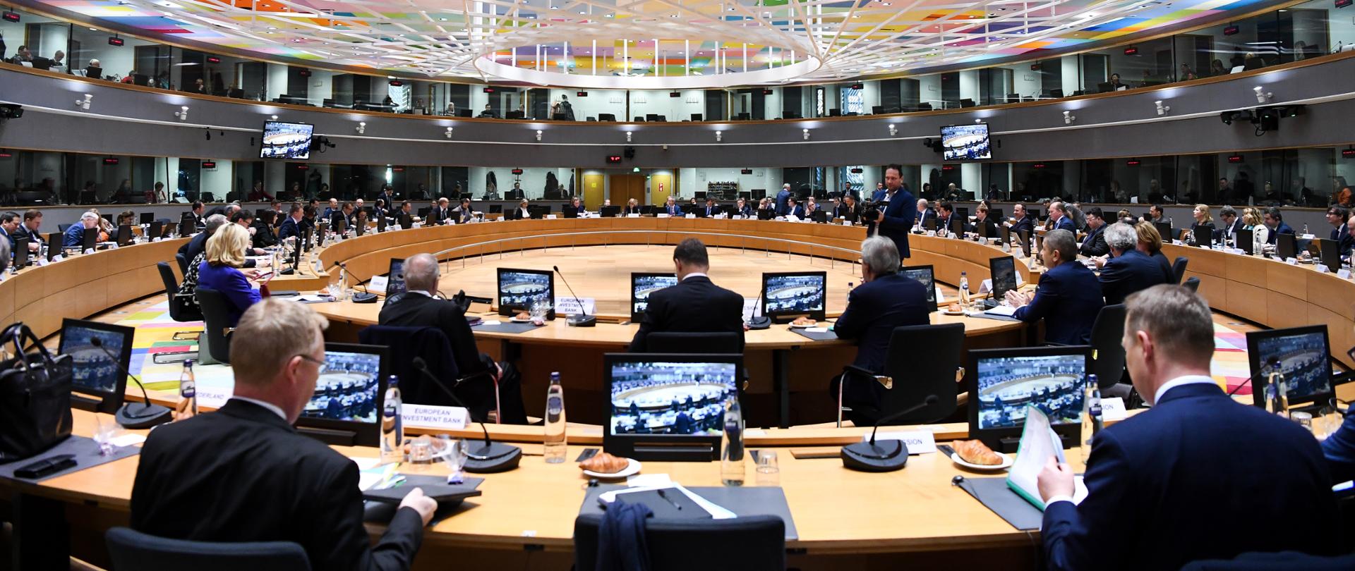 Uczestnicy Rady ECOFIN zgromadzeni przy okrągłym stole