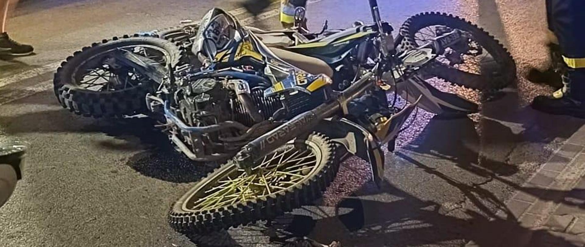 Dwa motocykle na drodze a obok strażacy