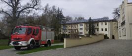 Pojazd pożarniczy, w tle obiekt Zakładu Uzależnień w Charcicach.
