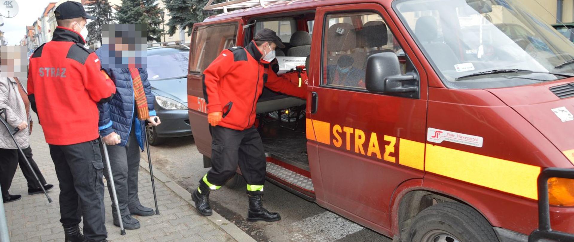 Pomoc seniorom w dotarciu do punktu szczepień