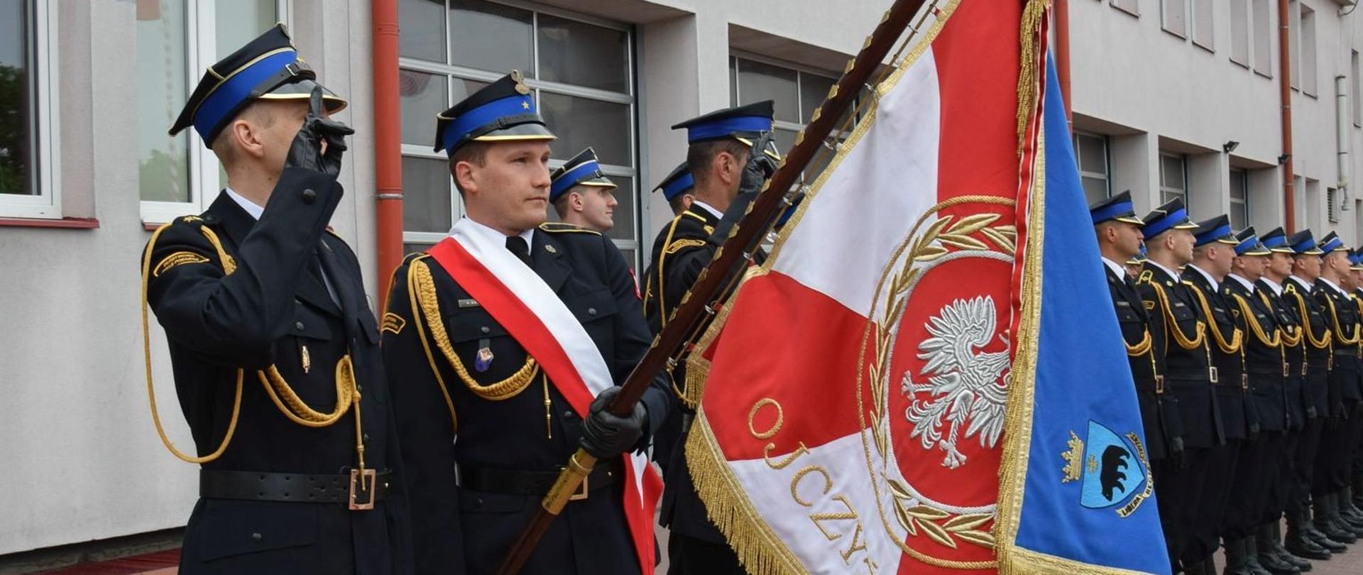 Na zdjęciu poczet flagowy z KM PSP Przemyśl