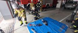 Ratownicy OSP sprawiający sprzęt hydrauliczny