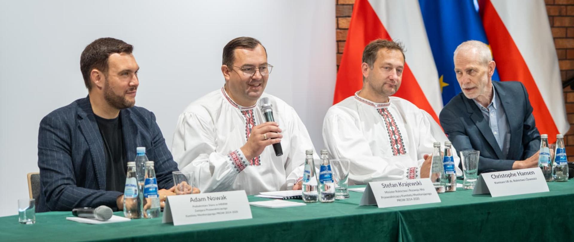Minister Stefan Krajewski, unijny komisarz ds. rolnictwa Christophe Hansen oraz wiceminister Adam Nowak podczas Komitetu Monitorującego PROW+
