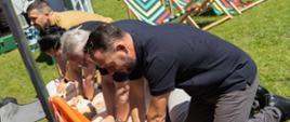 Uczestnicy trenują udzielanie pierwszej pomocy na manekinach 