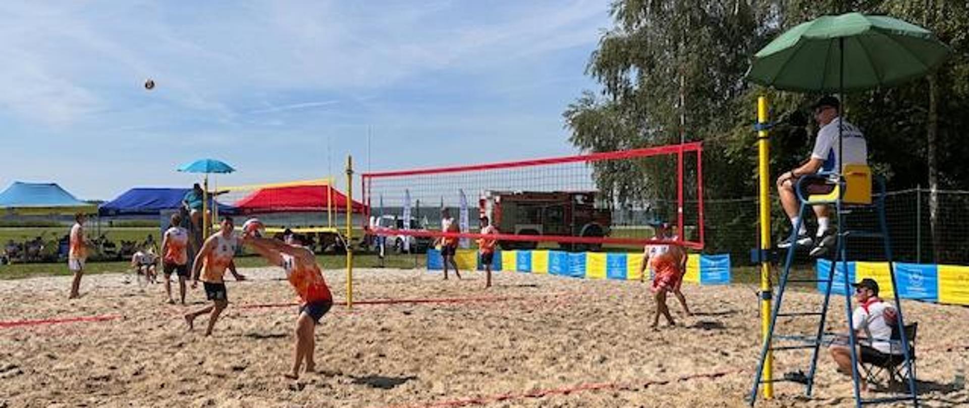 Zawodnicy na boisku w czasie meczu