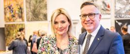 Veleposlanik Krzysztof Olendzki in Joanna Olendzka na razstavi del iz umetniških ambasad 