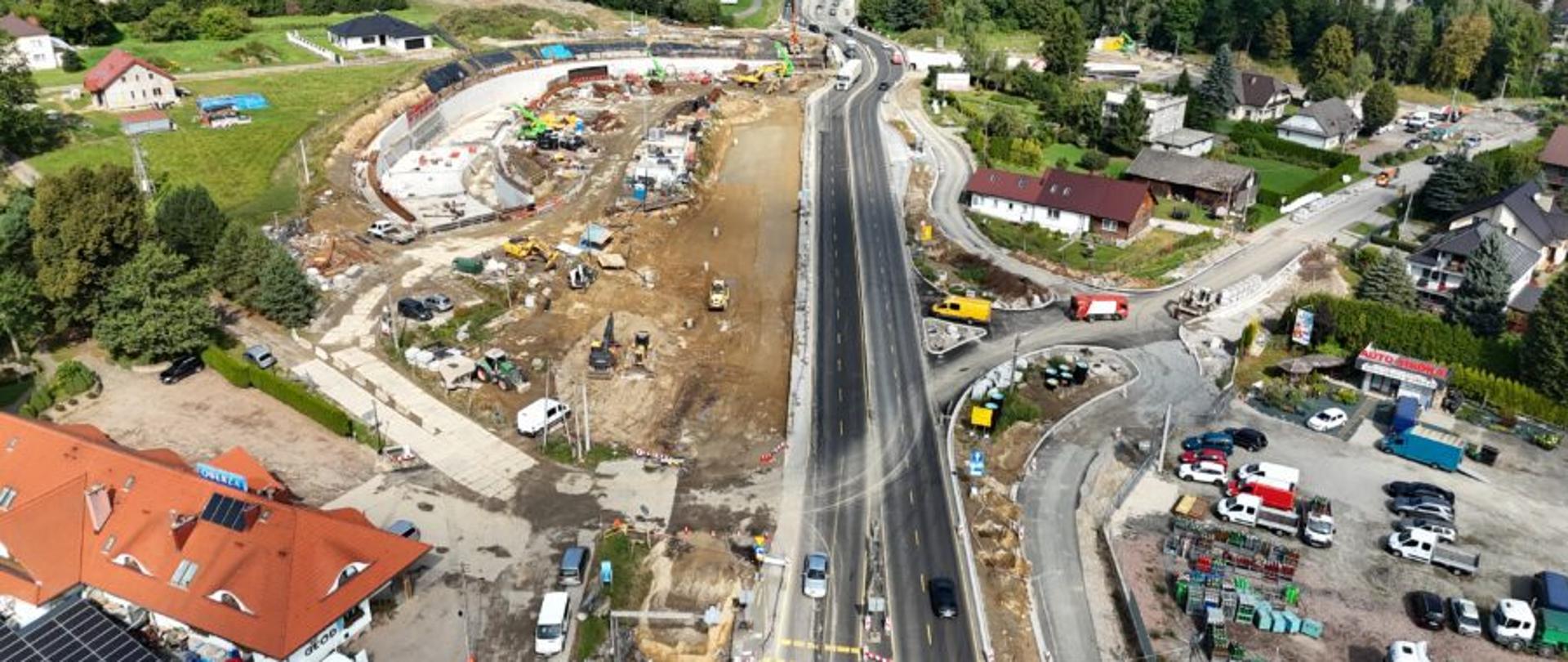 Budowa węzła w Krzyszkowicach, jezdnia zakopianki częściowo przełożona, wokół trasy zabudowania i zadrzewienia