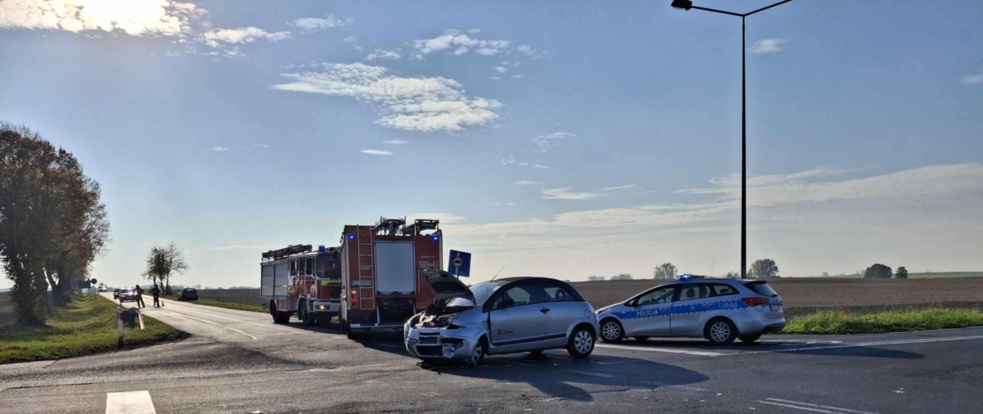 Samochód osobowy, pojazdy straży i policji na drodze