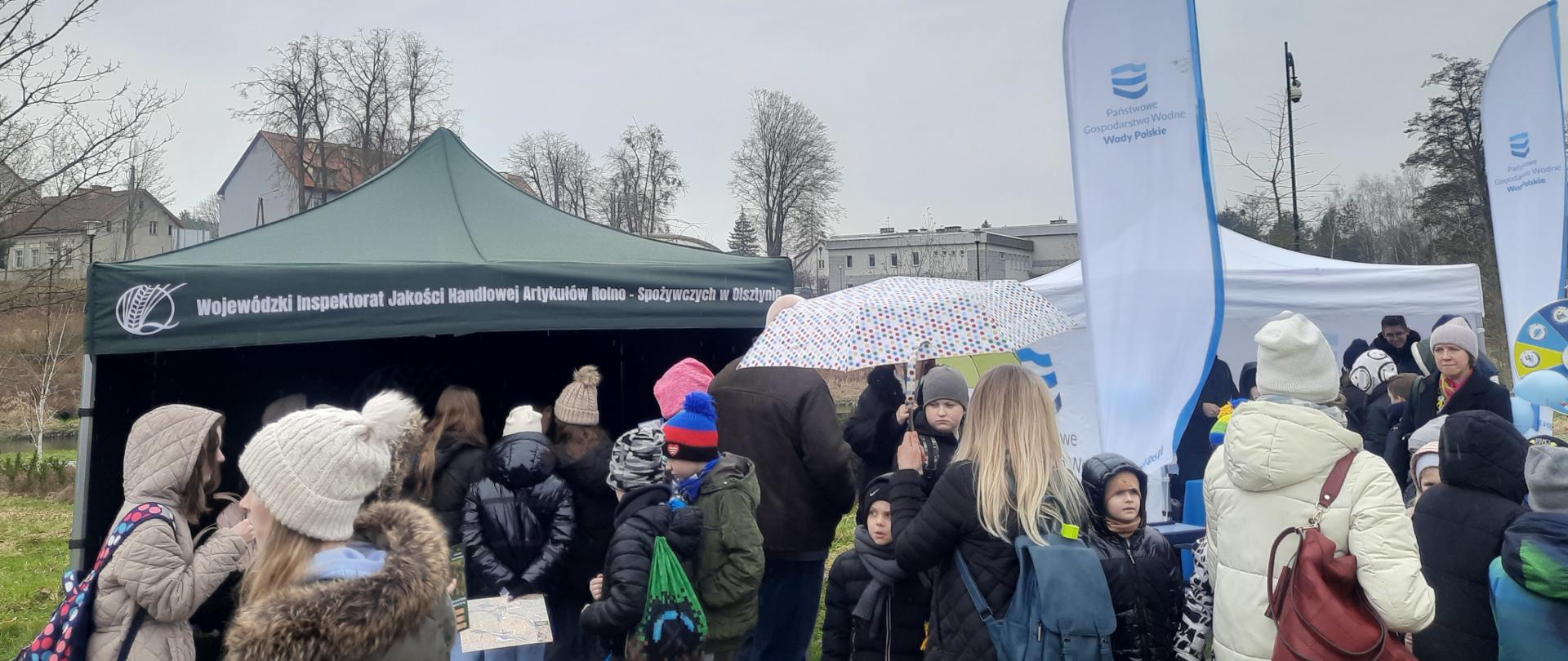 Dzieci obserwujące stoisko WIJHARS w Olsztynie