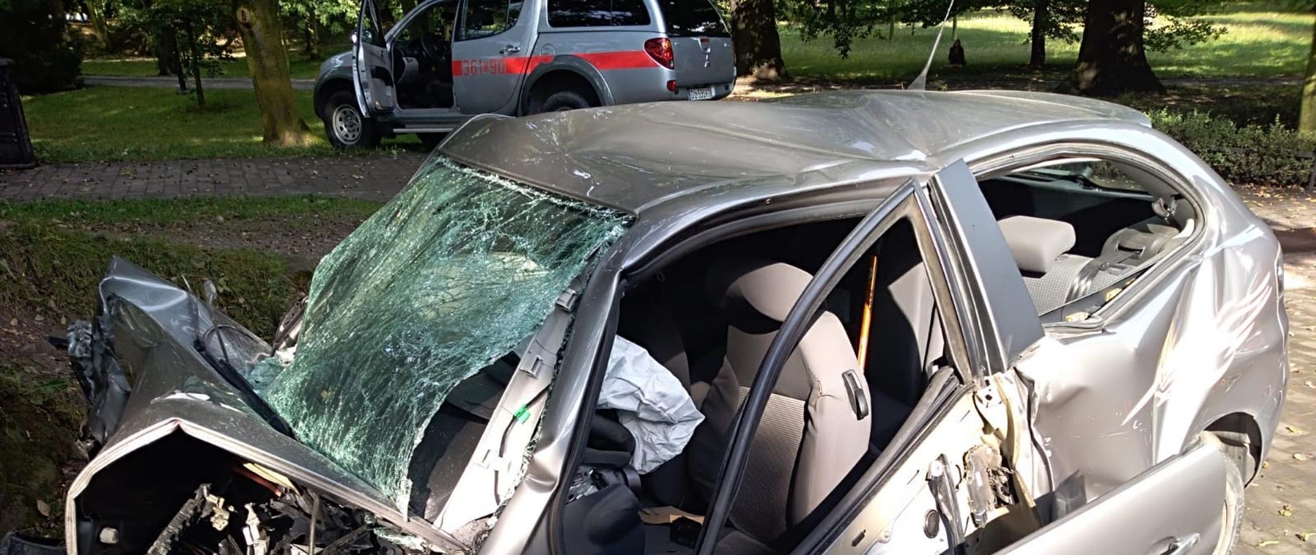 Zderzenie samochodu osobowego z kamiennym murem w legnickim parku.