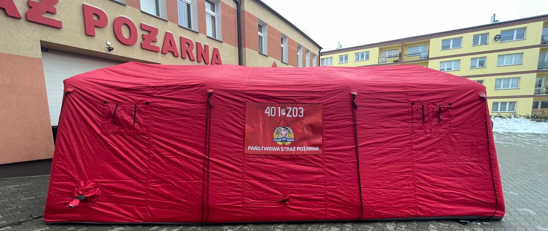 Zdjęcie przedstawia nowy namiot pneumatyczny.
W tle budynek Komendy.
