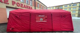 Zdjęcie przedstawia nowy namiot pneumatyczny.
W tle budynek Komendy.
