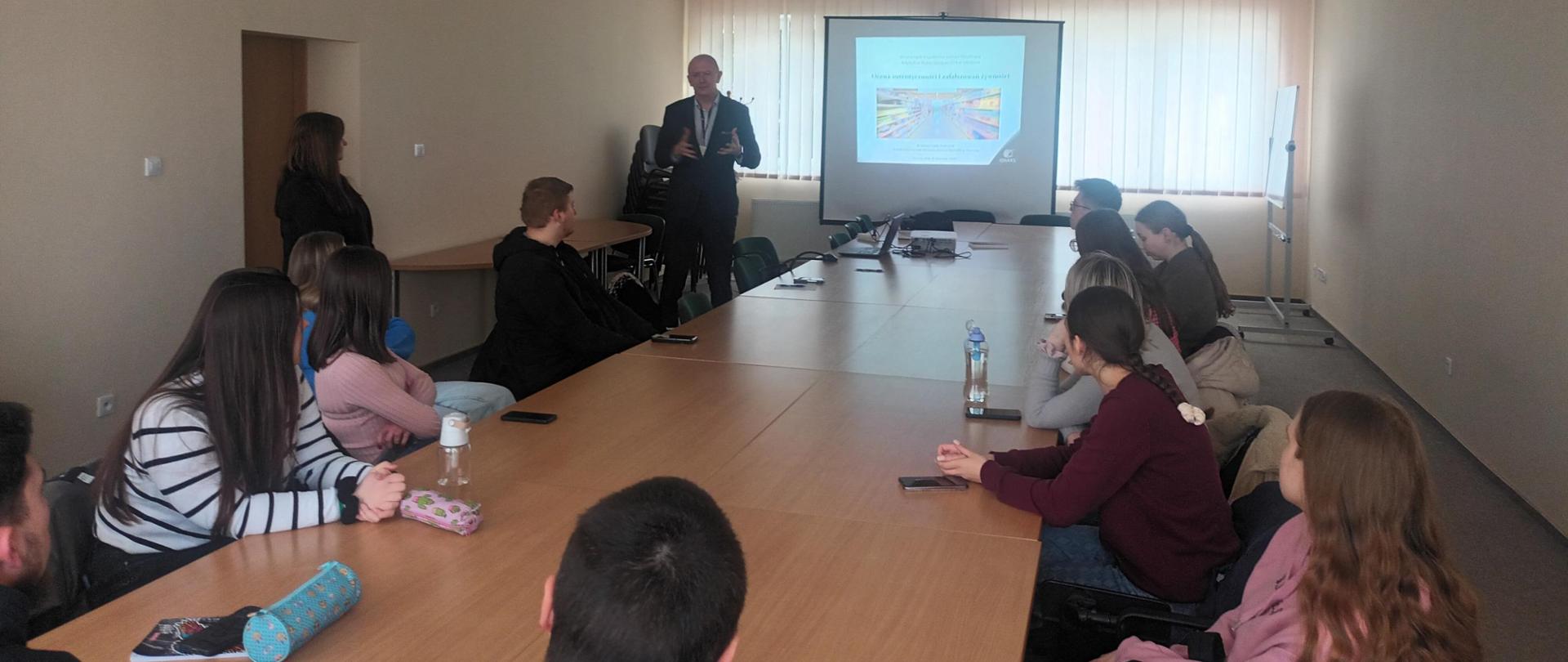 Warmińsko-Mazurski Wojewódzki Inspektor Jakości Handlowej Artykułów Rolno-Spożywczych Pan Ryszard Piórkowski witający studentów i opiekuna grupy Panią dr. Inż. Beatę Paszczyk.