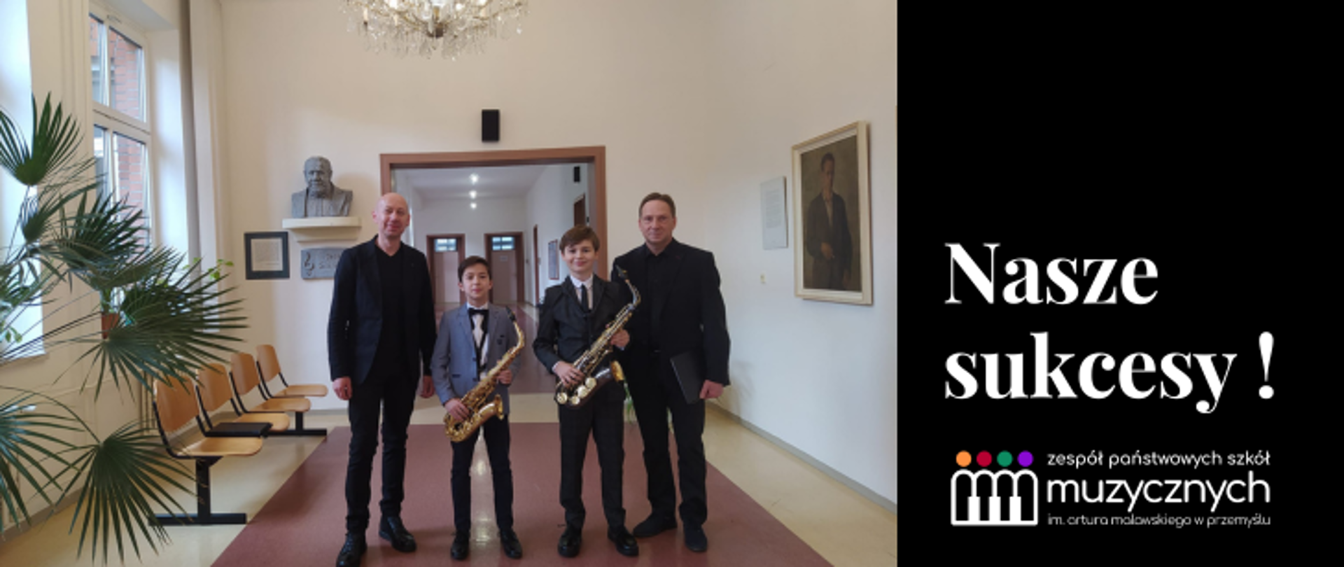 Na grafice zdjęcie z Międzynarodowego Konkursu Muzycznego PRO BOHEMIA 2023 w Ostravie w Czechach. Na zdjęciu nauczyciele, oraz dwóch uczniów z saksofonami w korytarzu siedziby Konserwatorium Muzycznego w Ostravie. Po prawej stronie napis: Nasze sukcesy, pod spodem logo szkoły. 