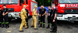 Na zdjęciu widoczni strażacy z którymi wita się Z-ca MKW poprzez podanie ręki