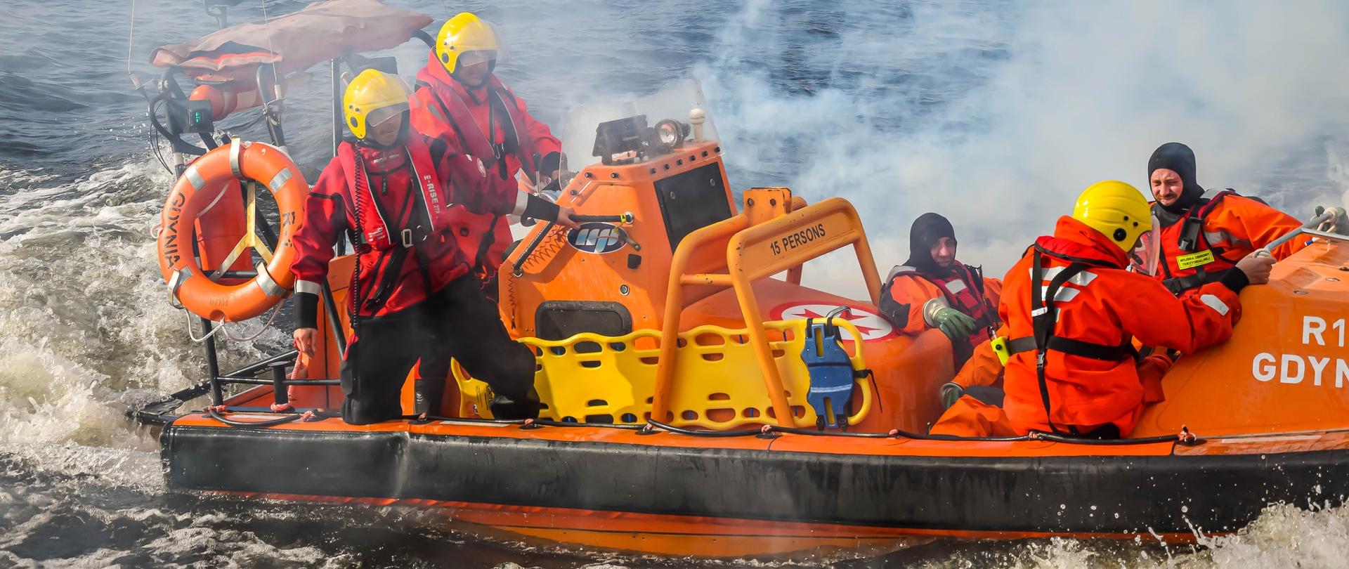 Zdjęcie przedstawia uczestników ćwiczeń, działania na wodzie prowadzone przy użyciu łodzi.