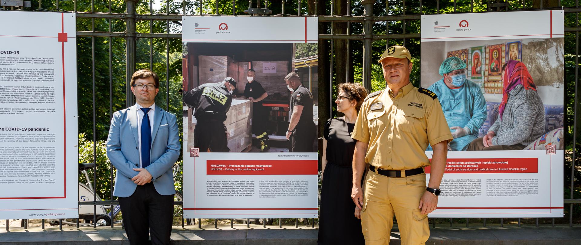 Wystawa „Polska pomoc w walce z pandemią COVID-19”, prezentowanej w Galerii Plenerowej Łazienek Królewskich – Agrykola. Przedstawiciele PSP podczas uroczystego otwarcia