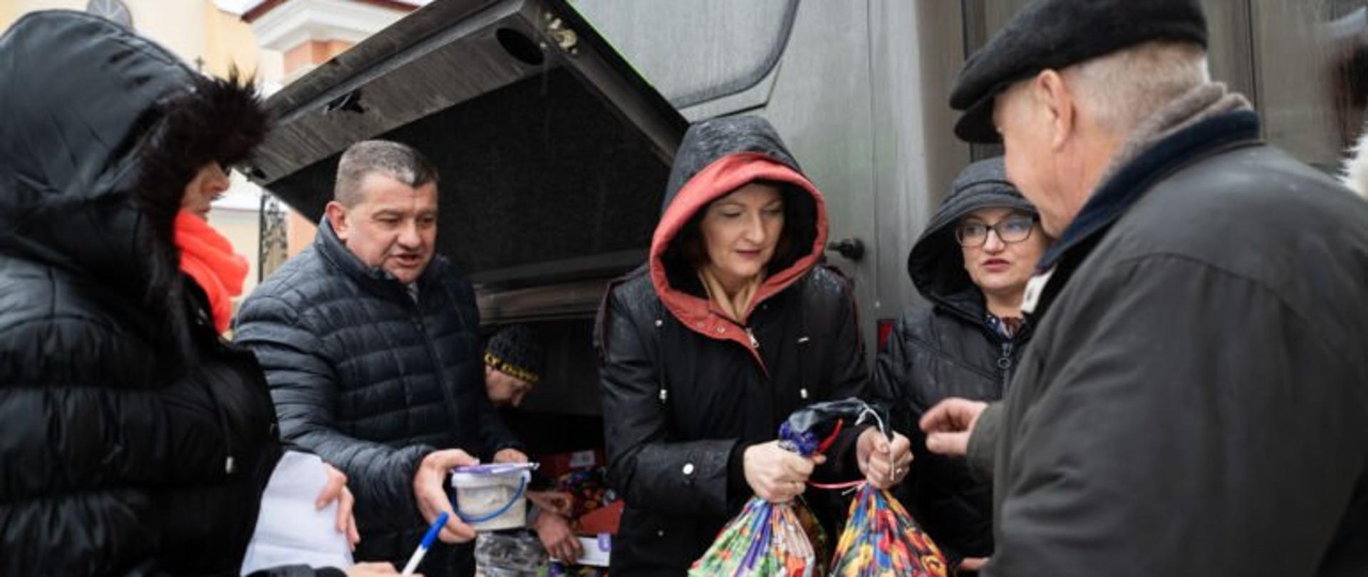 Wojewoda Ewa Leniart podczas przekazywania paczek dla Polaków na Ukrainie