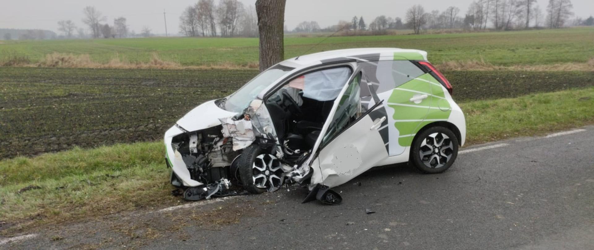 Zdjęcie przedstawia samochód osobowy po wypadku.