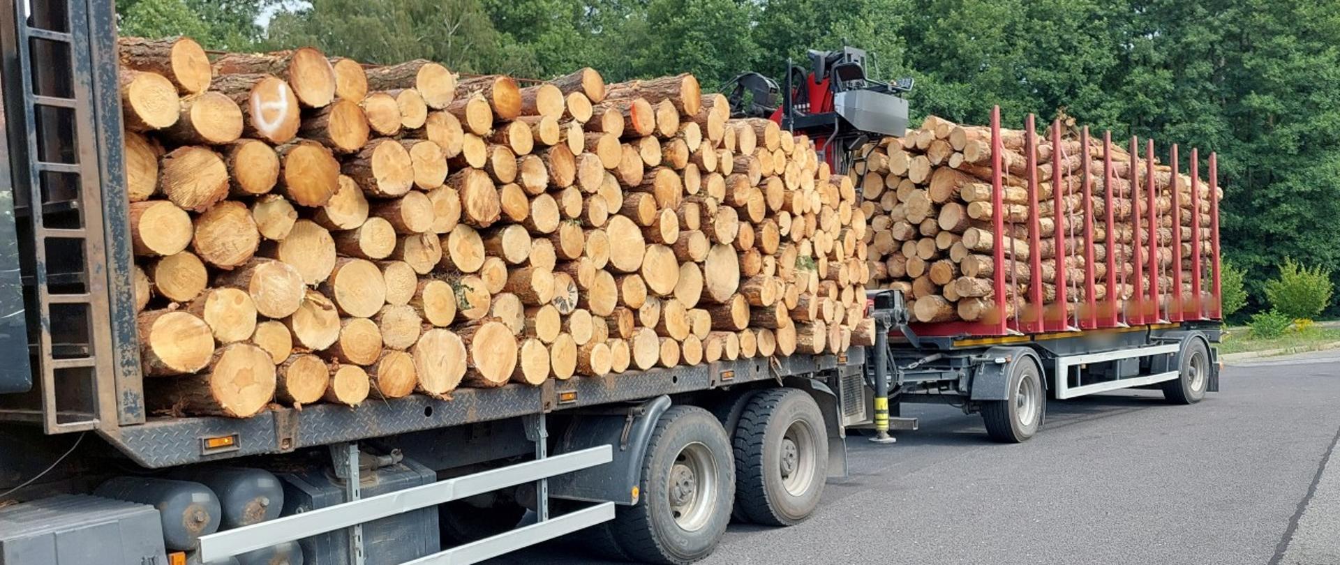Kłody drewna przewożone na samochodzie ciężarowym były źle umieszczone. Ładunek stwarzał zagrożenie dla bezpieczeństwa ruchu drogowego.