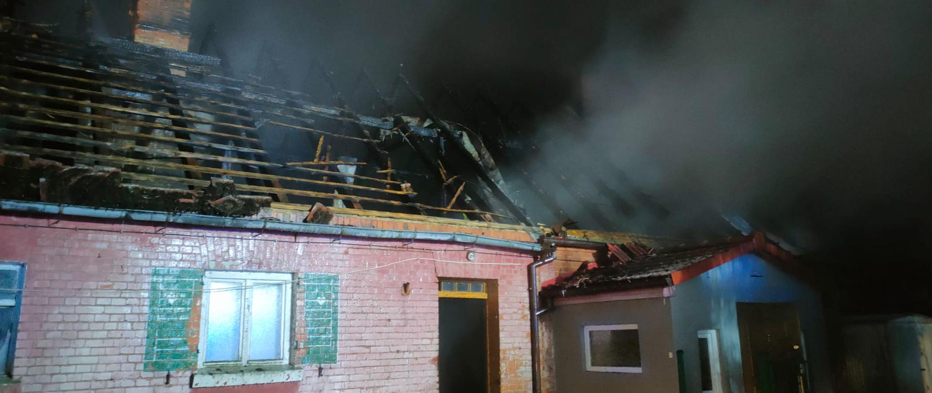 Zdjęcie przedstawia spalony dach w budynku wielorodzinnym