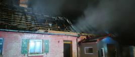 Zdjęcie przedstawia spalony dach w budynku wielorodzinnym