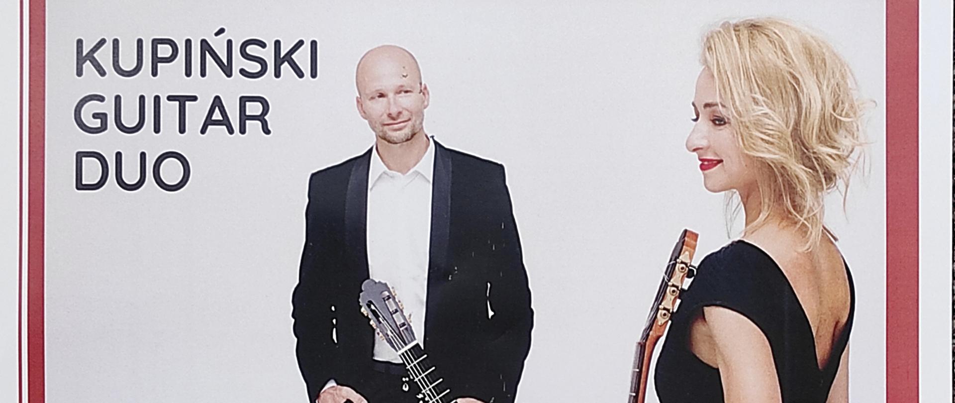 plakat na czerwonym tle z granatowymi i białymi z napisami zapraszający na warsztaty i koncert duetu gitarowego w Państwowej Szkole Muzycznej w Mielcu, na górze zdjęcie duetu na kremowym tle z napisem Łupiński gitar duo, z lewej strony widać kształt gitary