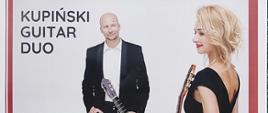 plakat na czerwonym tle z granatowymi i białymi z napisami zapraszający na warsztaty i koncert duetu gitarowego w Państwowej Szkole Muzycznej w Mielcu, na górze zdjęcie duetu na kremowym tle z napisem Łupiński gitar duo, z lewej strony widać kształt gitary